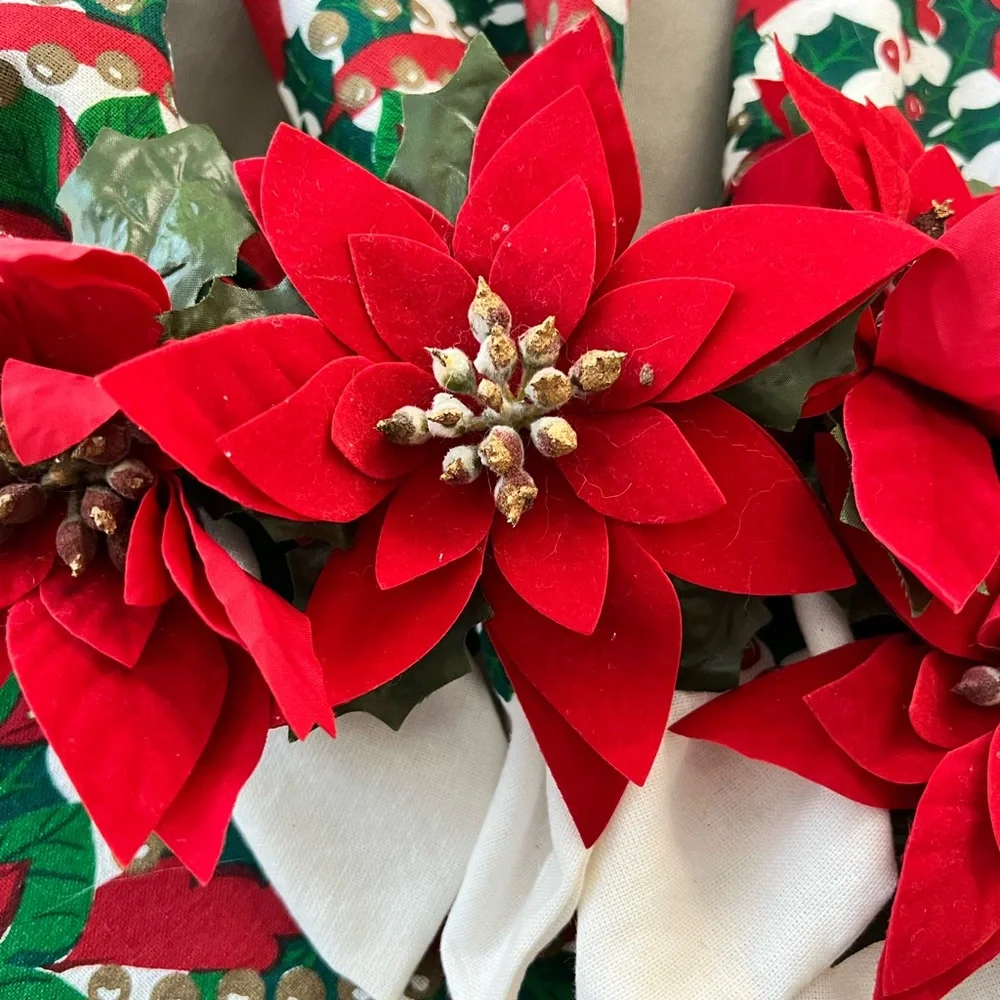 Vintage Poinsettia Oval Christmas Tablecloth & 4 matching Napkins w/ Felt Rings